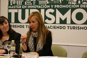 Marisa de Navascués contesta a una pregunta en la mesa redonda posterior a su ponencia.