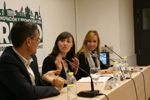 Un momento de la mesa reonda, con Javier Reyero, Carmen Hidalgo (UDIMA) como moderadora y Marisa de Navascués.